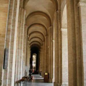 Interior de la basilica romanica de Saint-Sernin de Toulouse