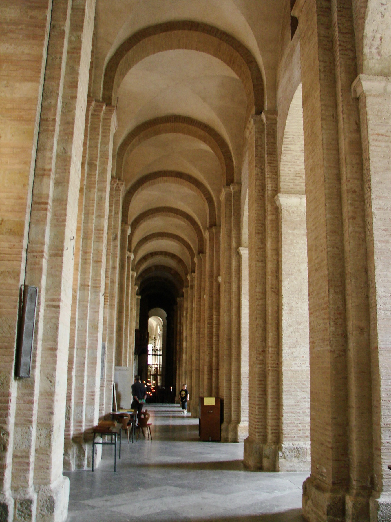 Interior de la basilica romanica de Saint-Sernin de Toulouse