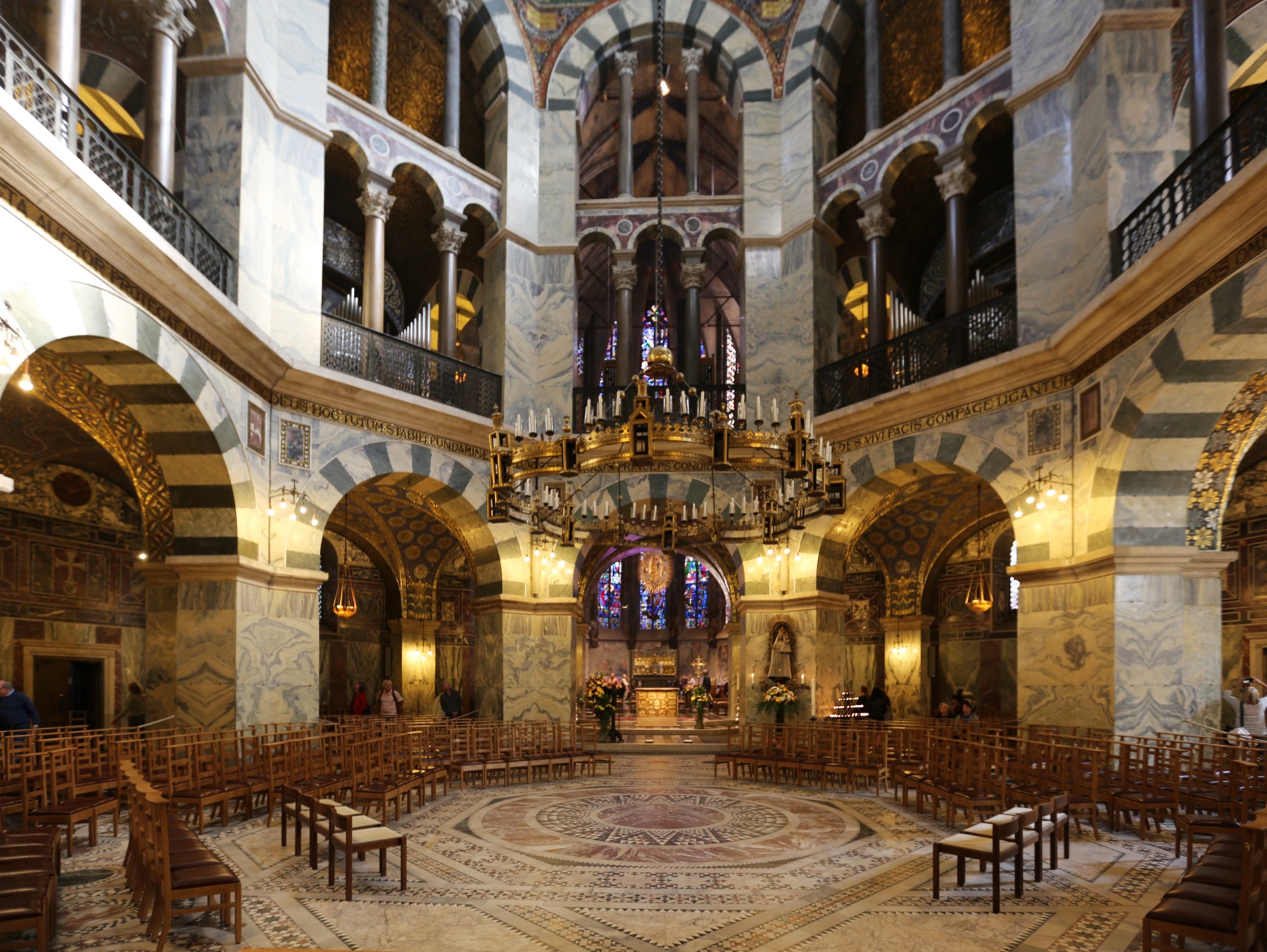 Interior octogonal de la Capilla Palatina de Aquisgran