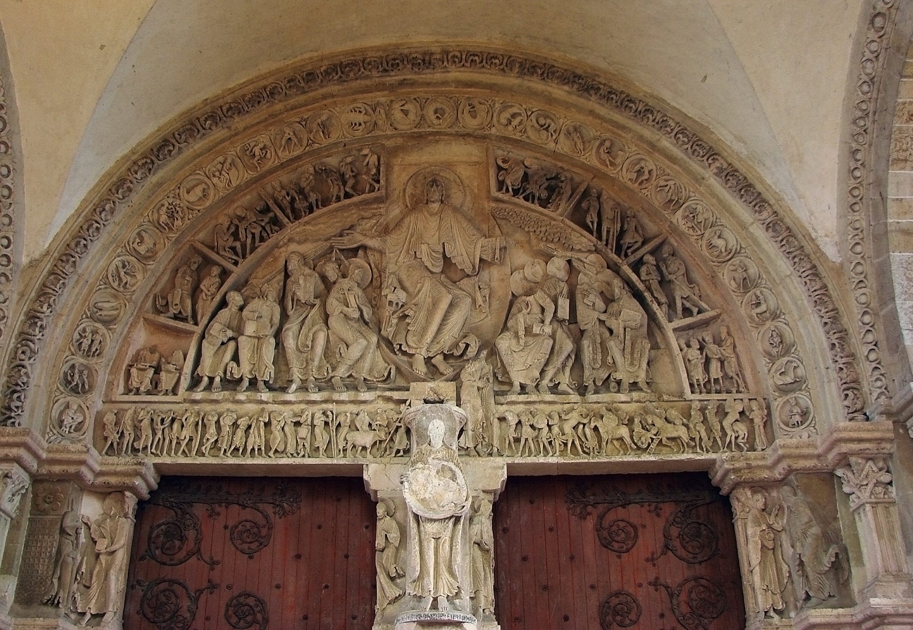 Timpano romanico de la Mision de los Apostoles en el nartex de Vezelay