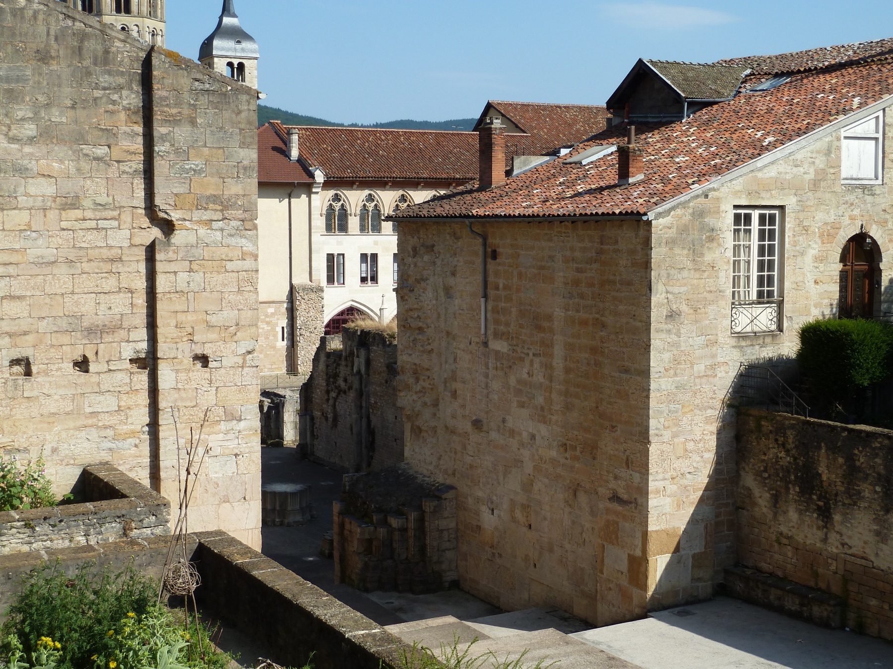 Torres Barabans, restos del nartex de la abadia de Cluny